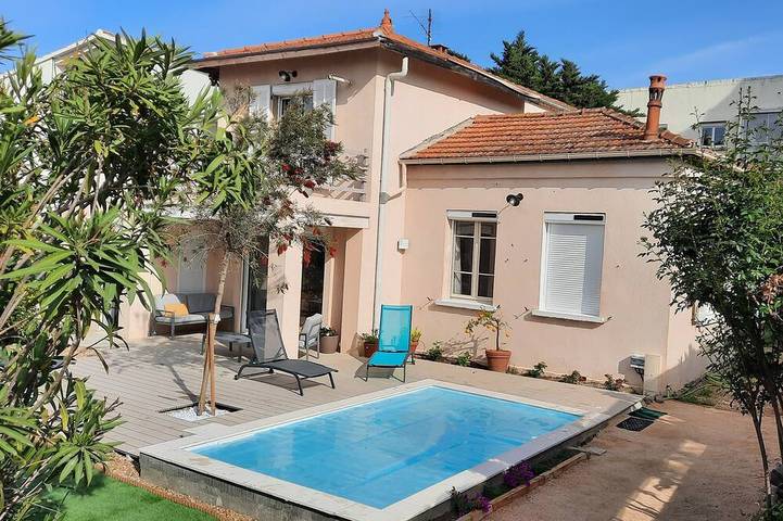 Ferienhaus für 9 Personen, mit Balkon und Garten