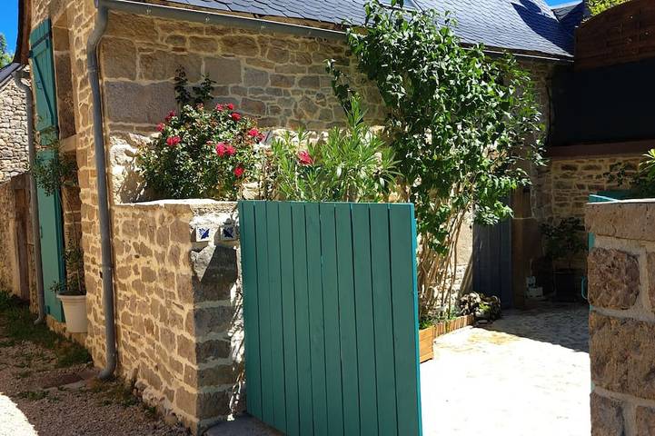 Gîte pour 2 personnes, avec terrasse à Sévérac-l'Église