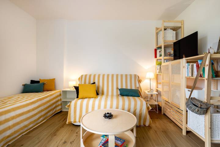 Entire apartment, Les Embruns – Walk to the Beach, Balcony Included in Fouesnant, Côte de Cornouaille