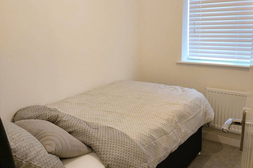 Modern 3 Bed House with Free Private Parking Rugby in Warwickshire