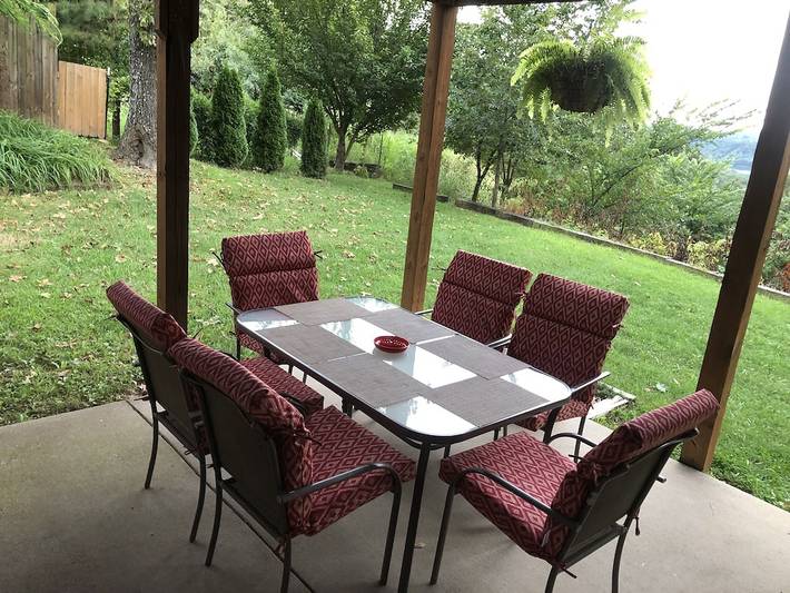 Vacation rental for 8 people, with terrace and yard, with pets in Beaver Lake