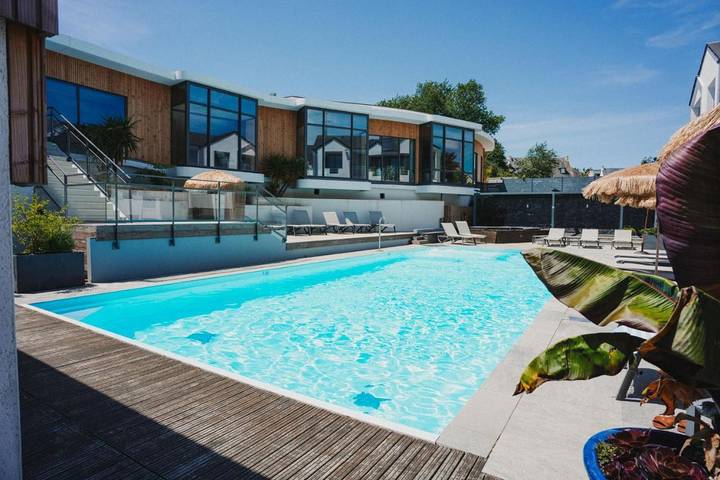 Hôtel pour 2 personnes, avec sauna et jacuzzi ainsi que jardin et piscine, animaux acceptés