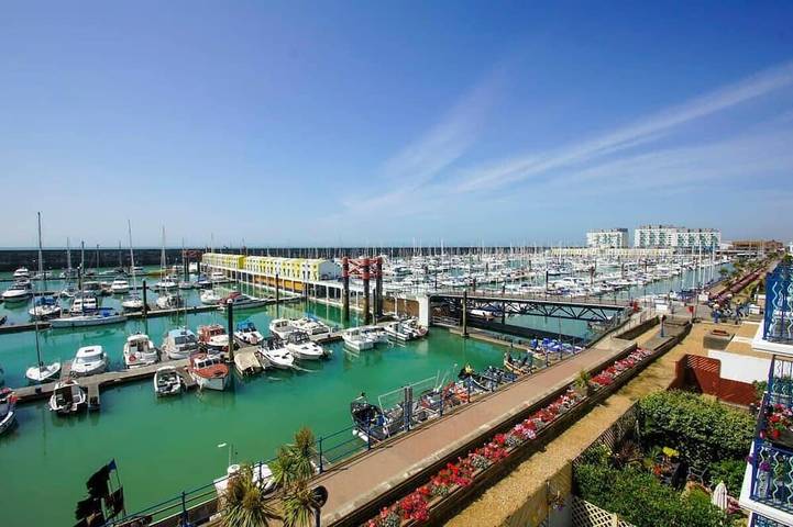 Apartment for 4 people, with balcony in Brighton Marina