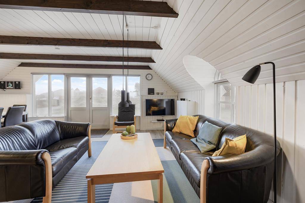 Skønt stråtækt sommerhus tæt på stranden in Nørre Lyngvig, Hvide Sande