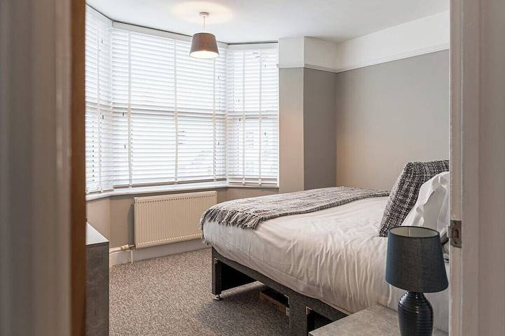 5-Br Home w/ Garden, Near Cheltenham Race Course in Cheltenham, Gloucestershire