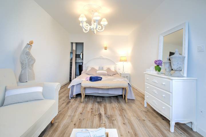 Guesthouse 'Au Charmant Des Vignes' with Private Terrace and Wi-Fi in Montagne, Libourne region