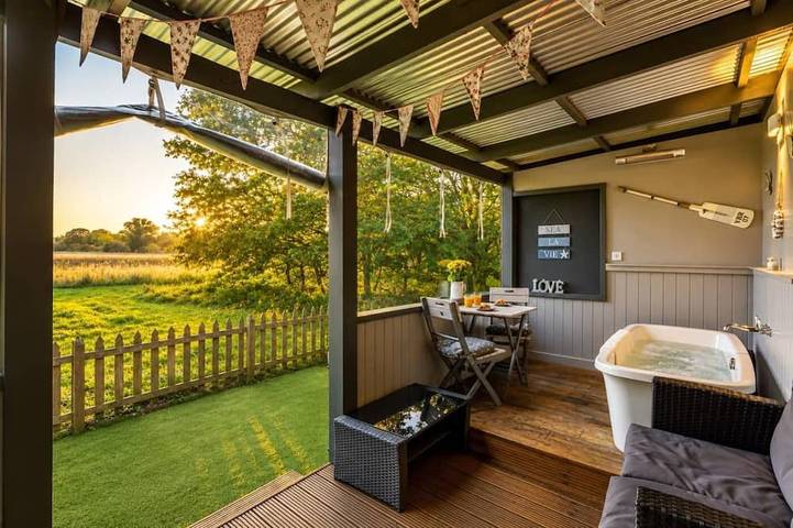 Chalet for 2 people, with pool and hot tub as well as garden in Norfolk