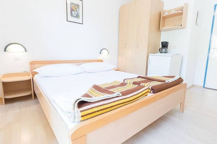 Ganze Wohnung, Ferienwohnungen und Zimmer Nikica,, Baška, hr in Vela plaža, Baska