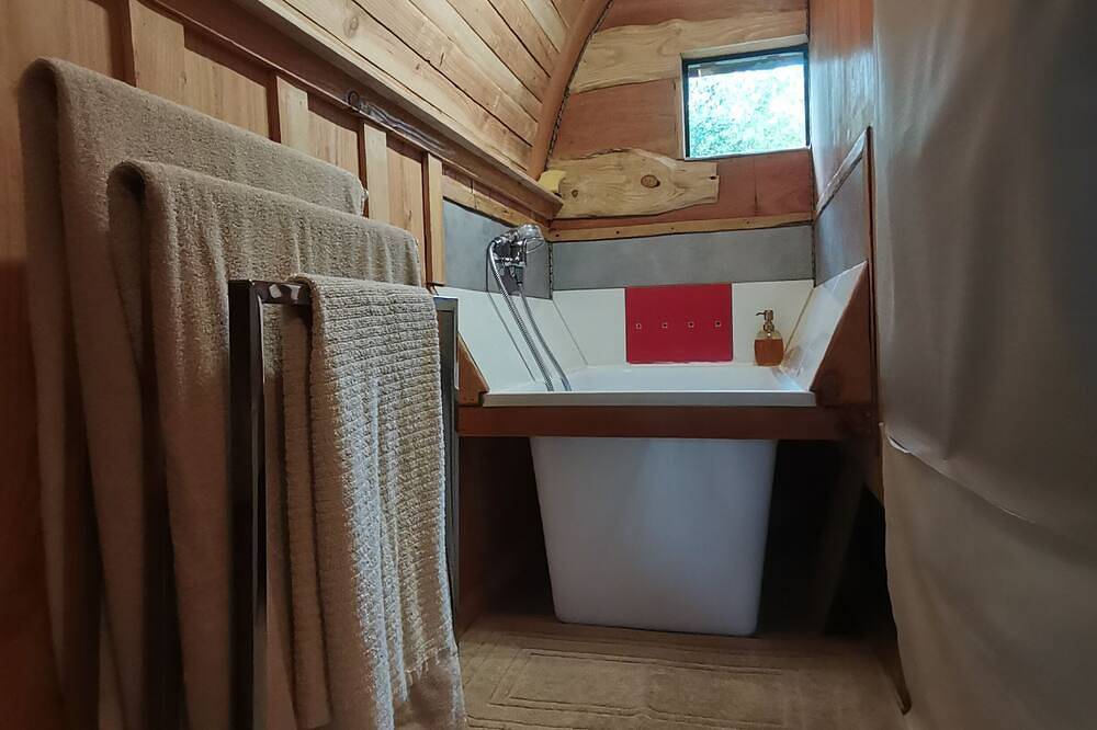 Roulotte atypique et confortable 4 saisons. in Lacaze, Région de Lacaune