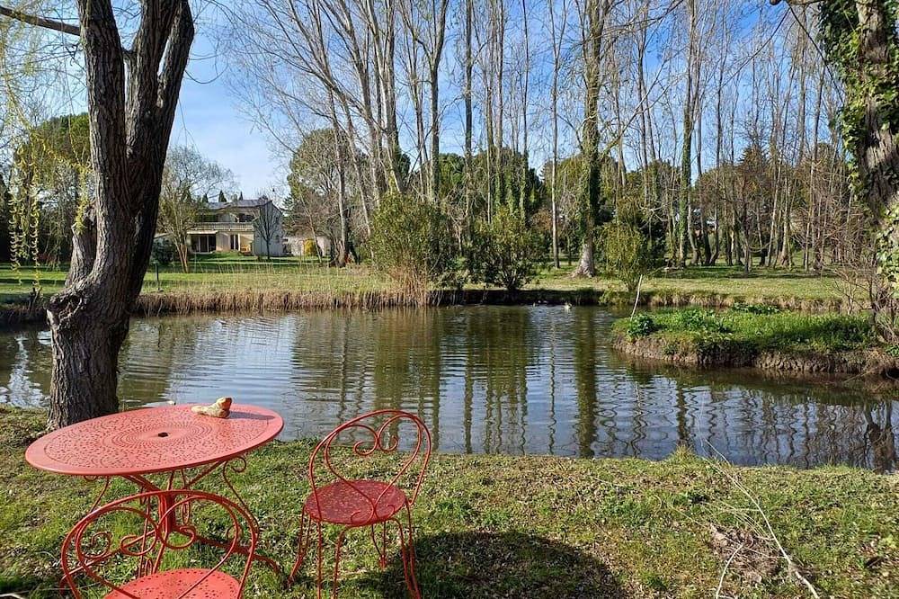 House on the banks of the Sorgue in Le Thor, Vaucluse