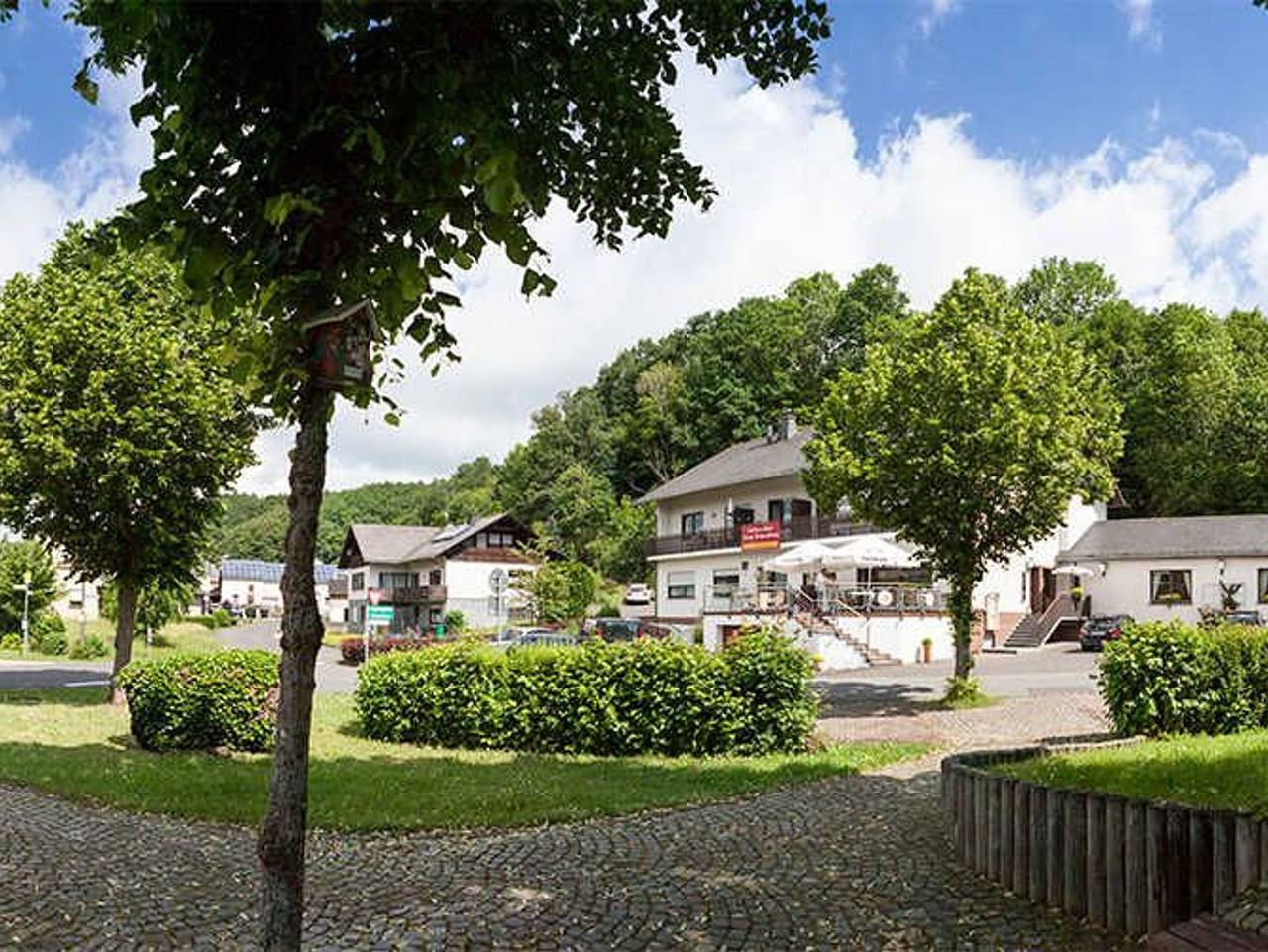 Landgasthaus Zum Kreuzberg - Doppelzimmer mit Balkon auf der Südseite in Schönbach, Vulkaneifel
