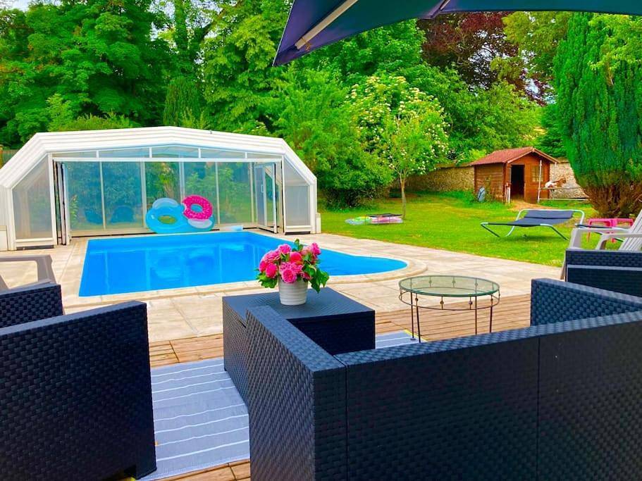 Appartement entier, Chez Lilly & Cie 10 à 12 personnes avec sauna et piscine in Saint-Martin-d'Ablois, Marne