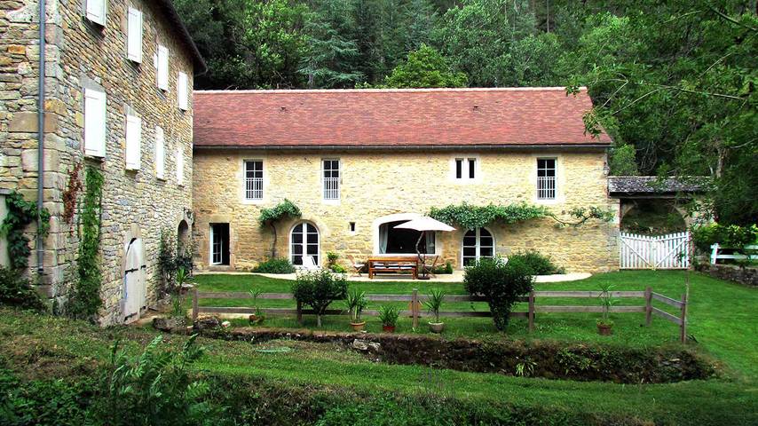 Gîte pour 8 personnes, avec terrasse ainsi que jardin et piscine