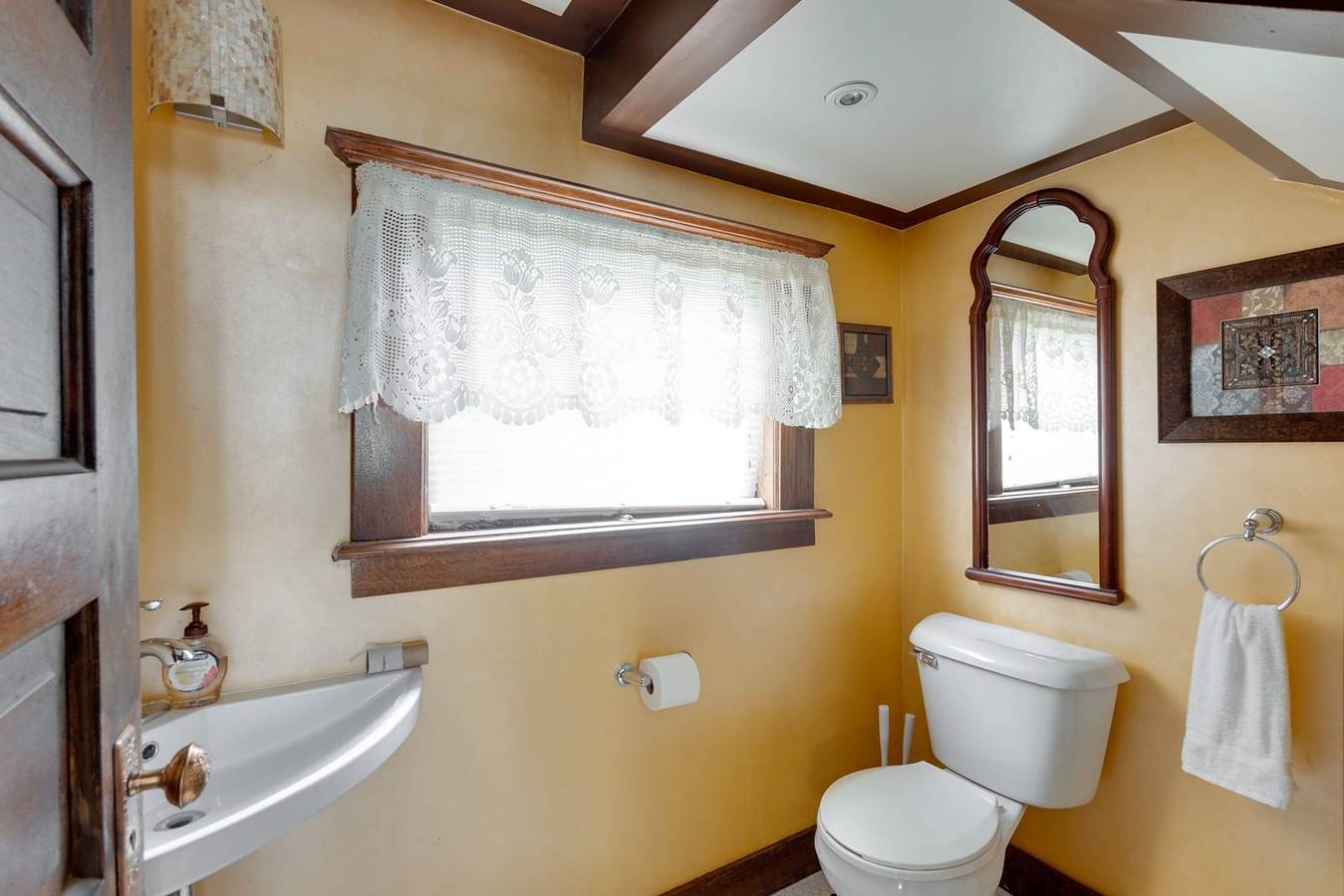 Rich Old Charm With Modern Updates   1025  in Mishawaka, Saint Joseph County (IN)