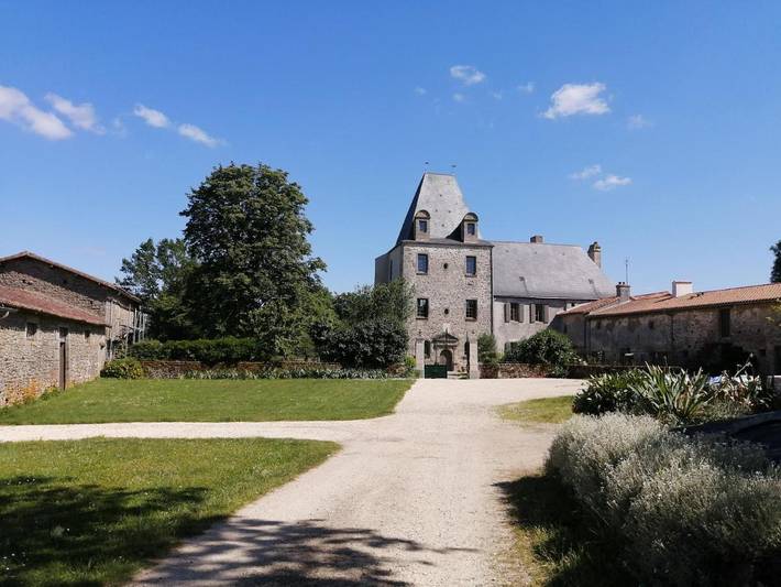 Location de vacances pour 2 personnes, avec jardin et terrasse ainsi que vue sur le lac et vue dans La Chapelle-Bertrand