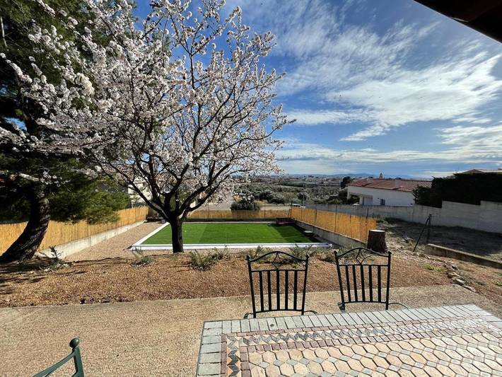 Location de vacances pour 4 personnes, avec Terrasse ainsi que Jardin et Vue à La Sénia