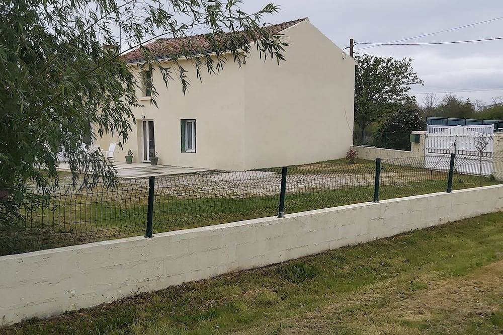 In the quiet countryside, single-storey house in La Roche-sur-Yon, Loire-Tal