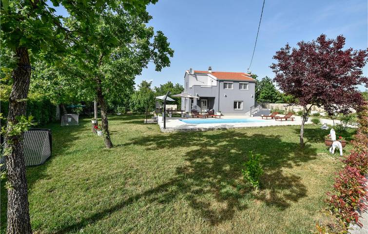 Geräumige 2-Zimmer-Wohnung mit Pool und Terrasse, kostenloses WLAN in Dalmatinisches Zagora
