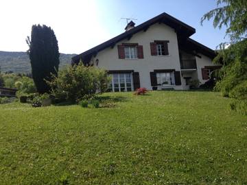 Location de vacances pour 8 personnes, avec terrasse ainsi que vue sur le lac et jardin à Saint-Jorioz