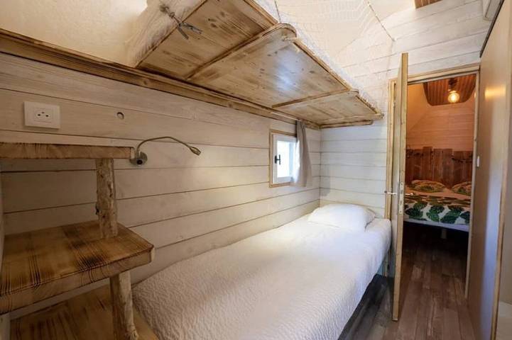 ZEcamping piscine chauffée dog friendly sauna cabane BBQ clim 19m2 in Chassenard, Région de Vichy