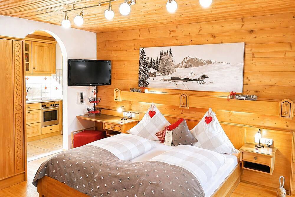 Ganze Wohnung, Apartment Zwerchenberg  - Ein-Raum-Apartment 26m² mit Balkon und Morgensonne in Reit im Winkl, Bayerische Alpen