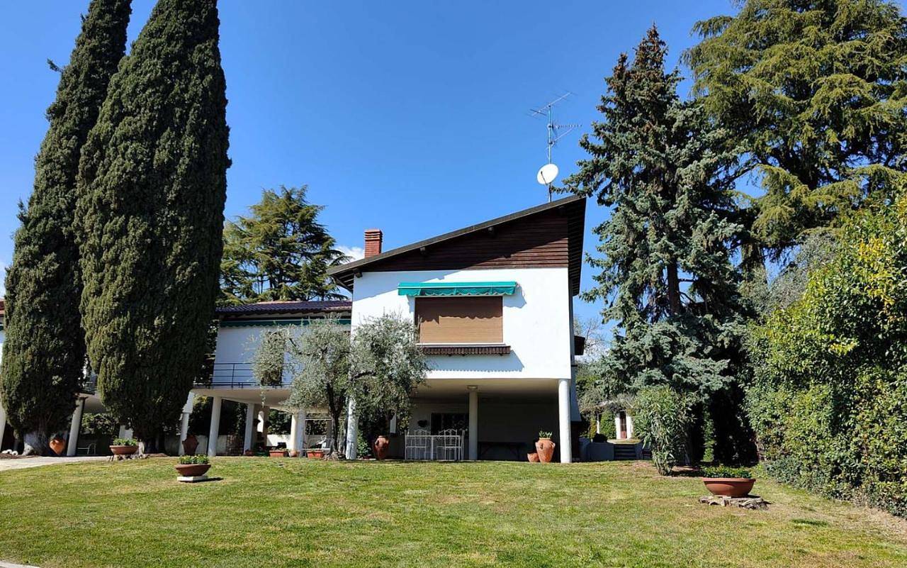 Villa Cecilia fronte spiaggia con aria condizionata e ampio giardino in Spiaggia Gardiola, San Felice del Benaco