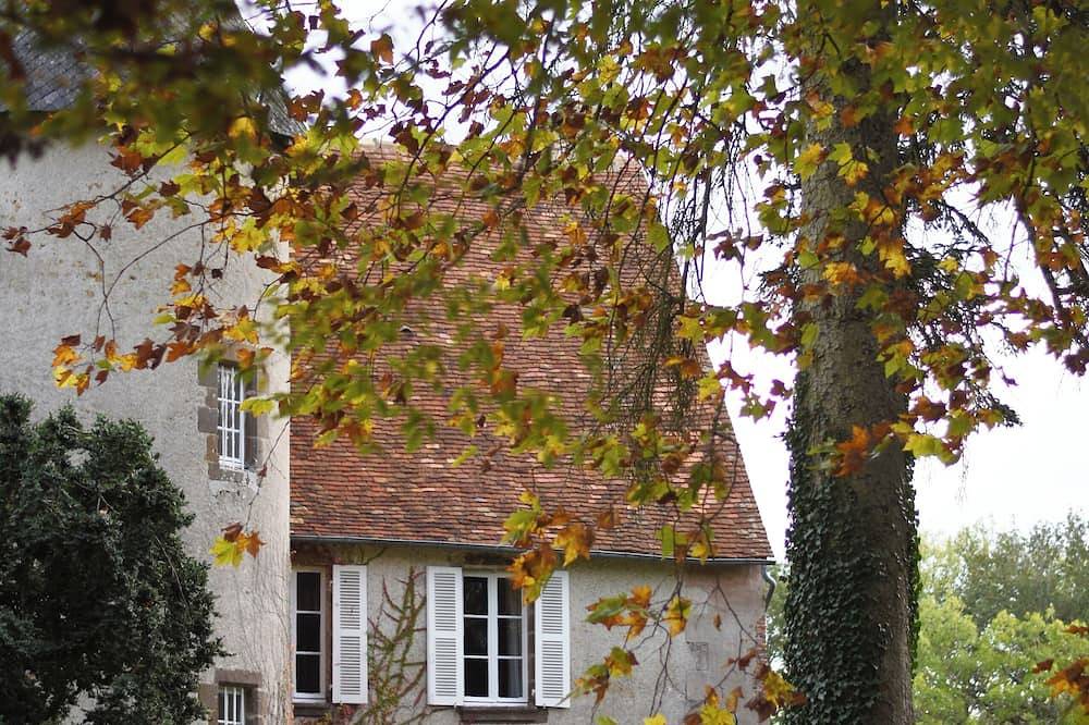 A spacious setting surrounded by nature The castle and its cottage. in Chaillac, Le Blanc und Umgebung