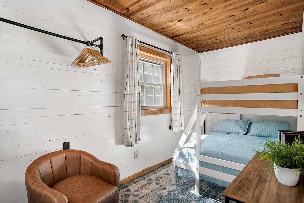 Woodland cabin w/hot tub & fire pit in Seneca Rocks