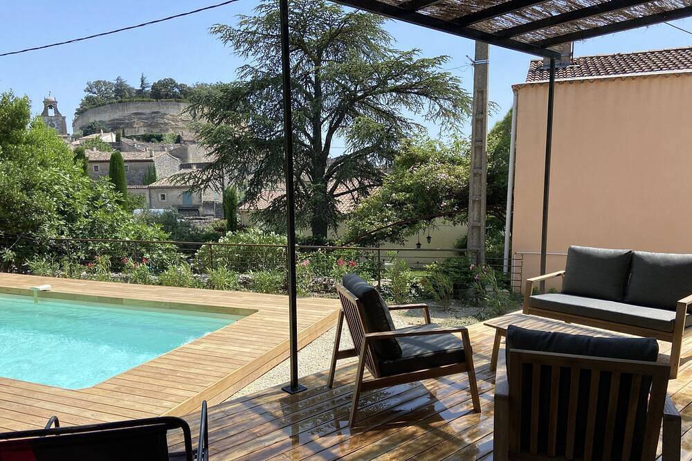 La maison du Petit Jeu  à Grignan : piscine et vue sur le château (8 couchages) in Grignan, Région de nyons