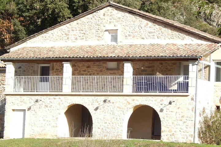 Location de vacances pour 10 personnes, avec piscine ainsi que terrasse et jardin, animaux acceptés à Fabras