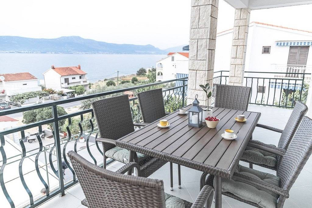 Entire apartment, Three bedroom apartment with terrace and sea view Slatine, Čiovo A-9433-c in Ciovo