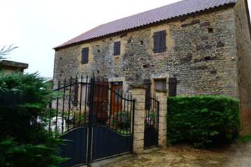 Gîte pour 5 personnes, avec jardin à Urval