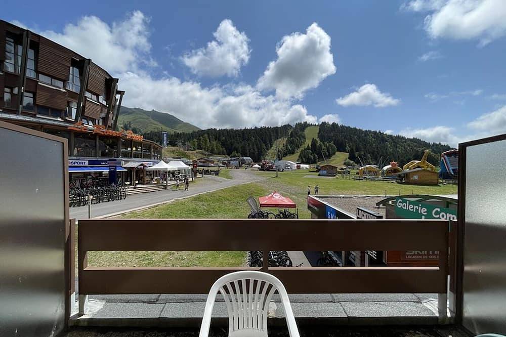 Entire apartment, Cozy Studio with Terrace, Ski Locker, and Easy Access to Slopes and Shops in Le Lioran, Laveissière