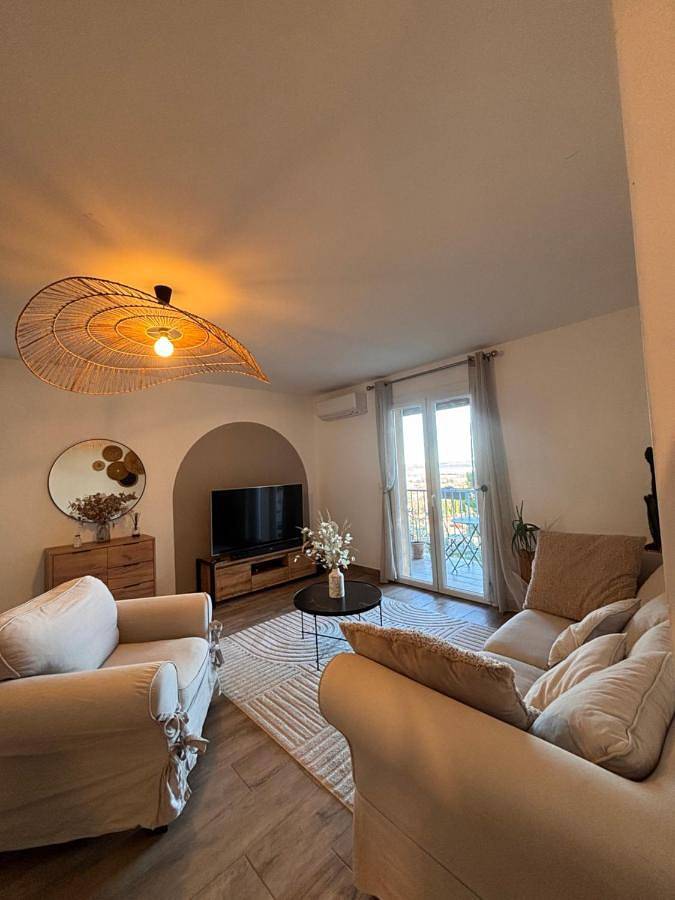 Appartement entier, One-Bedroom Apartment in Sainte-Tulle, Parc naturel régional du Luberon