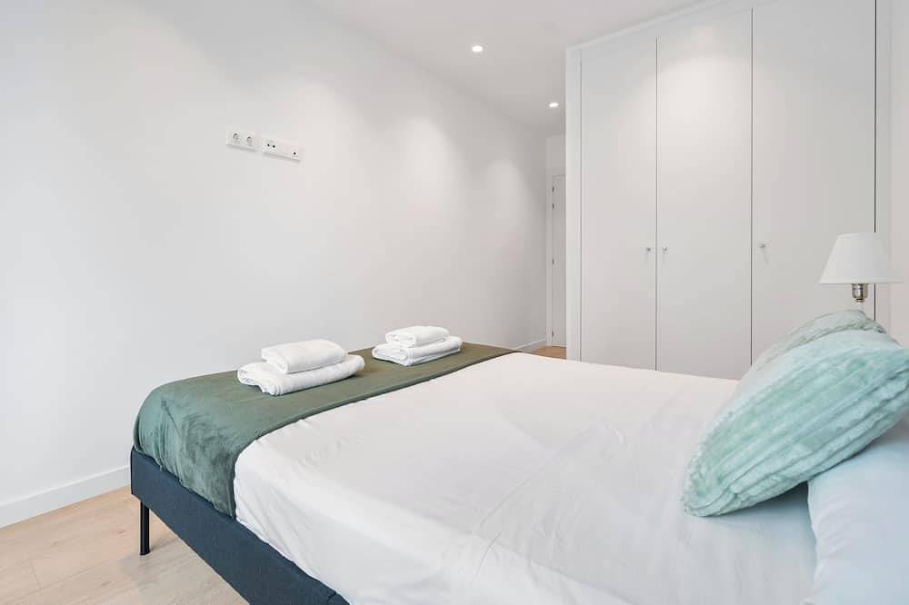 Entire apartment, Modern Diagonal Mar Oasis: 2Br Apartment with Pools & Parking in Barcelona, Barcelonès