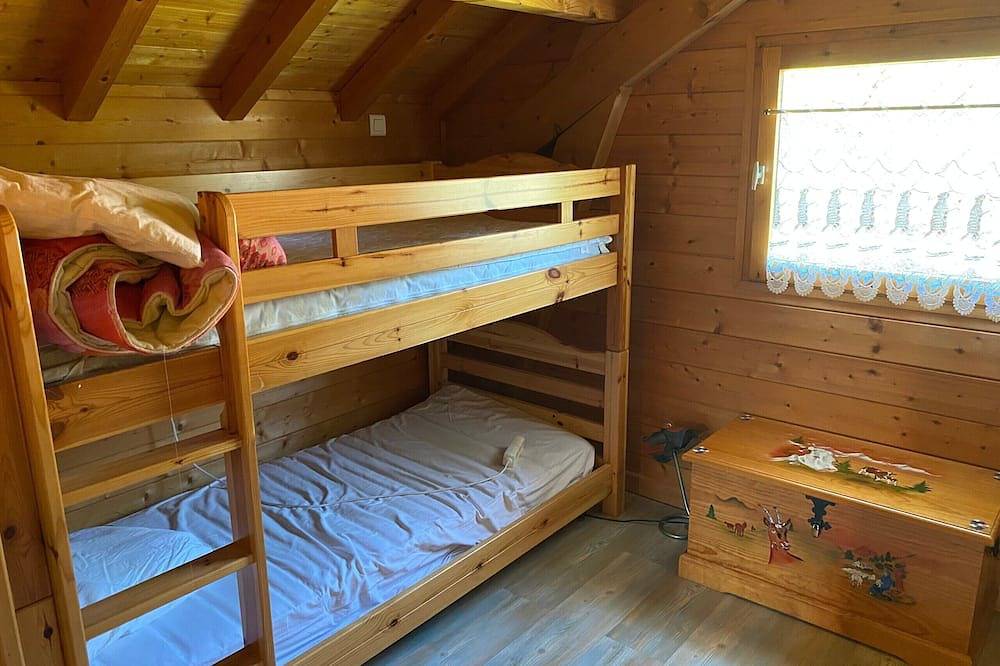 Chalet \"6p Classic - L'Érable\" with Mountain View, Private Terrace & Wi-Fi in Verchaix, Bonneville region