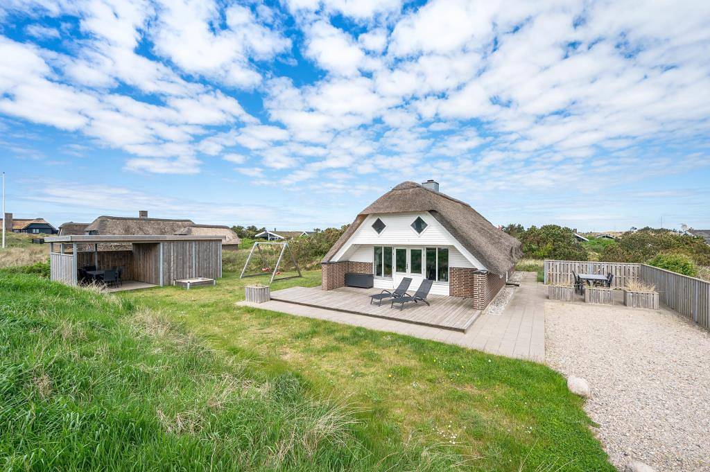 Skønt stråtækt sommerhus tæt på stranden in Nørre Lyngvig, Hvide Sande