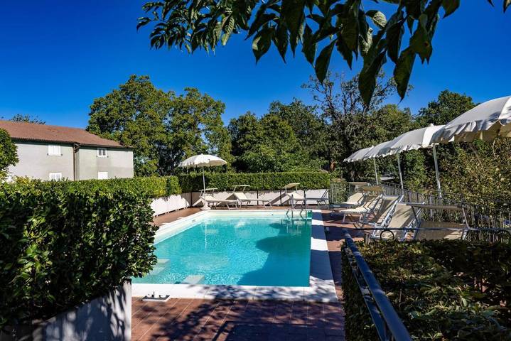 Privatzimmer für 2 Personen, mit Whirlpool und Terrasse sowie Garten und Pool