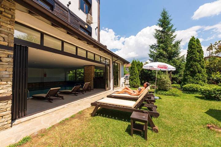 Apartamento para 2 personas, con jardín y sauna además de piscina y jacuzzi en Región de Bansko