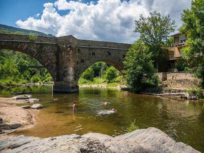 Camping pour 6 personnes, avec Jacuzzi et Terrasse ainsi que Jardin et Piscine