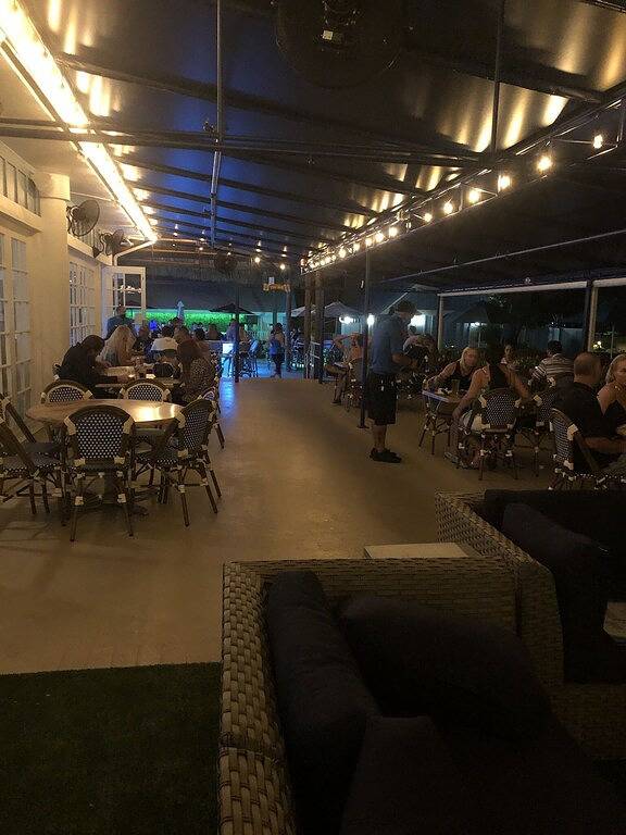 Vacation rental for 6 people, with hot tub and yard as well as pool in Jupiter