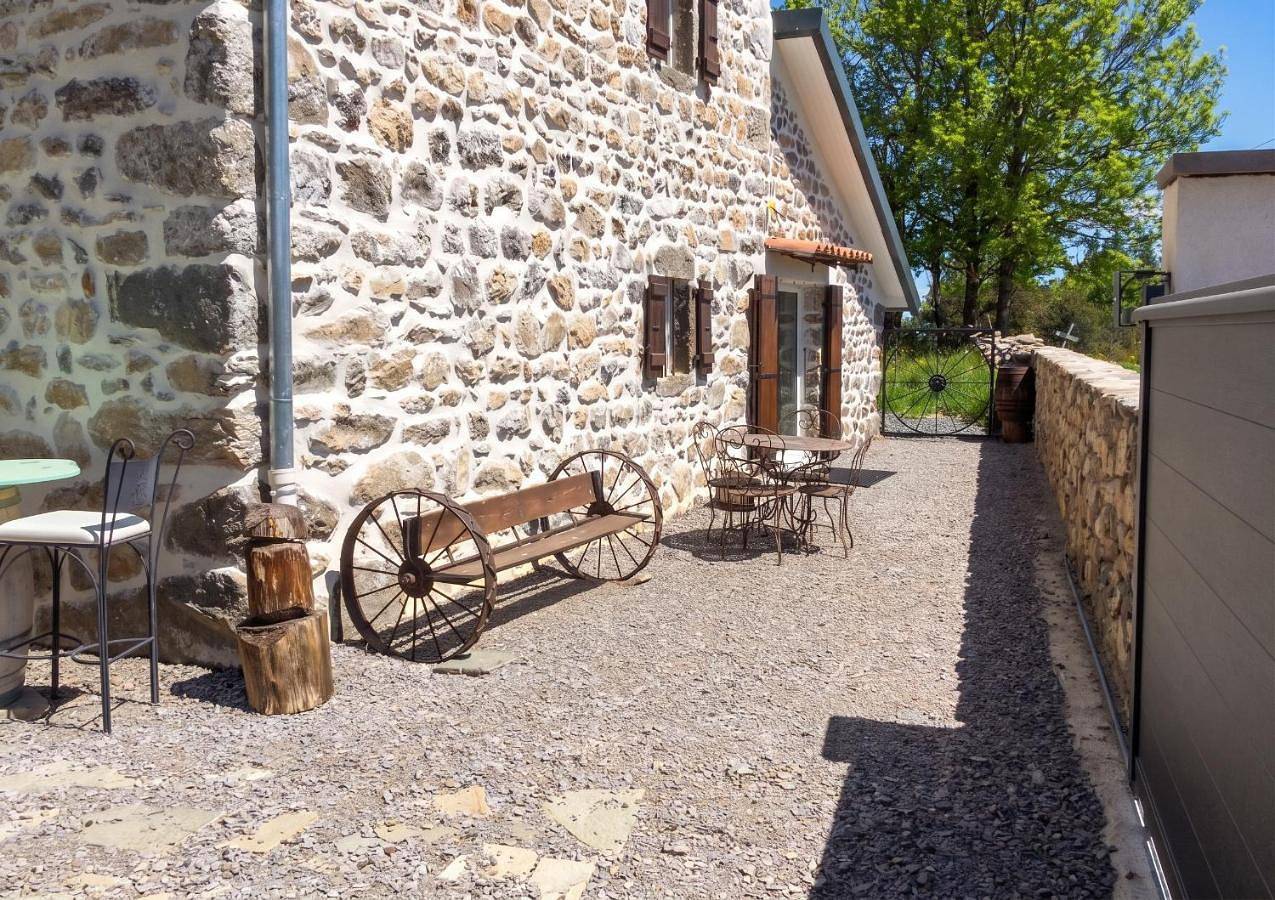 Maison charmante à Lanarce avec vue sur la montagne, jacuzzi. in Lanarce, Ardèche
