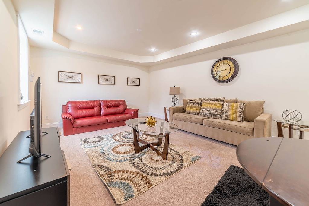 Spacious Luxury Home in the Heart of it All: 5 Bedroom, 5.5 bathrooms in Arlington (VA), Arlington County