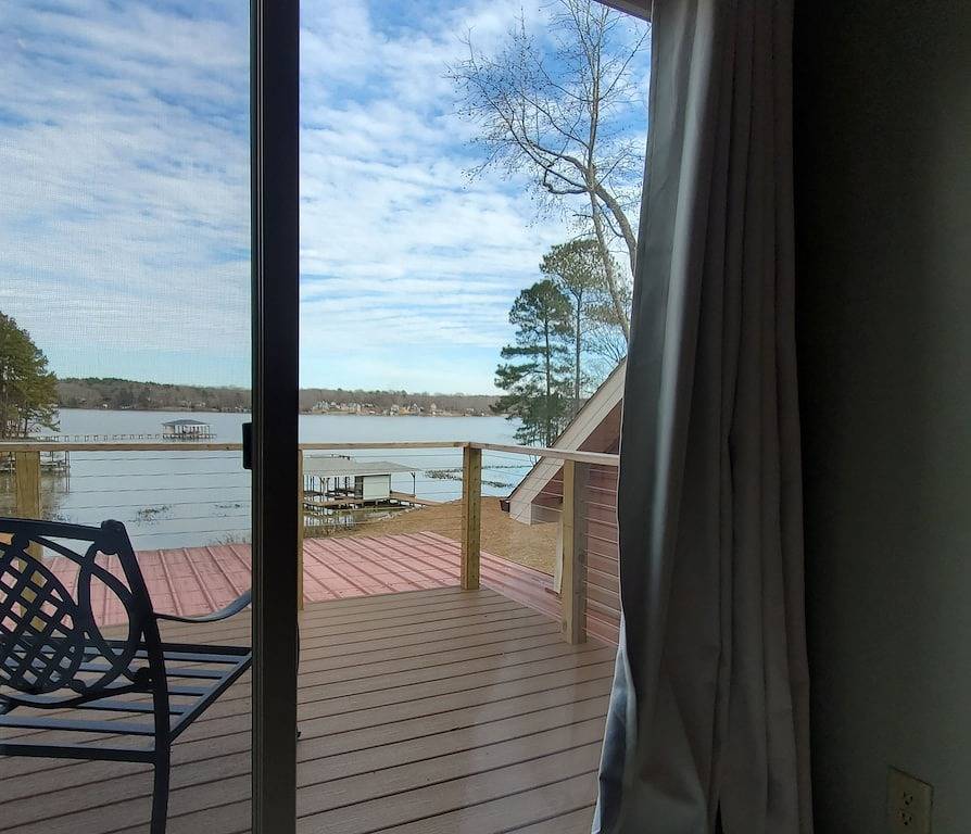 Main Lake Cove & Great Views; Dock for pontoons/deck/bass boats; flat lot/linens in Lake Gaston