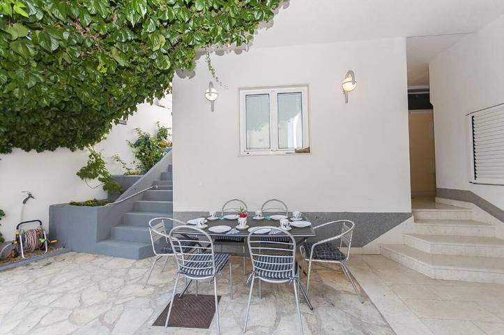 Ferienhaus mit Meerblick für 8 Personen, mit Garten in Split-Dalmatien - 2