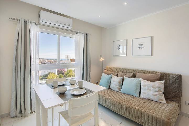Studio entier, Studio 'Estúdio Completo' avec vue sur la mer, Wi-Fi et climatisation in Albufeira e Olhos de Água, District de Faro