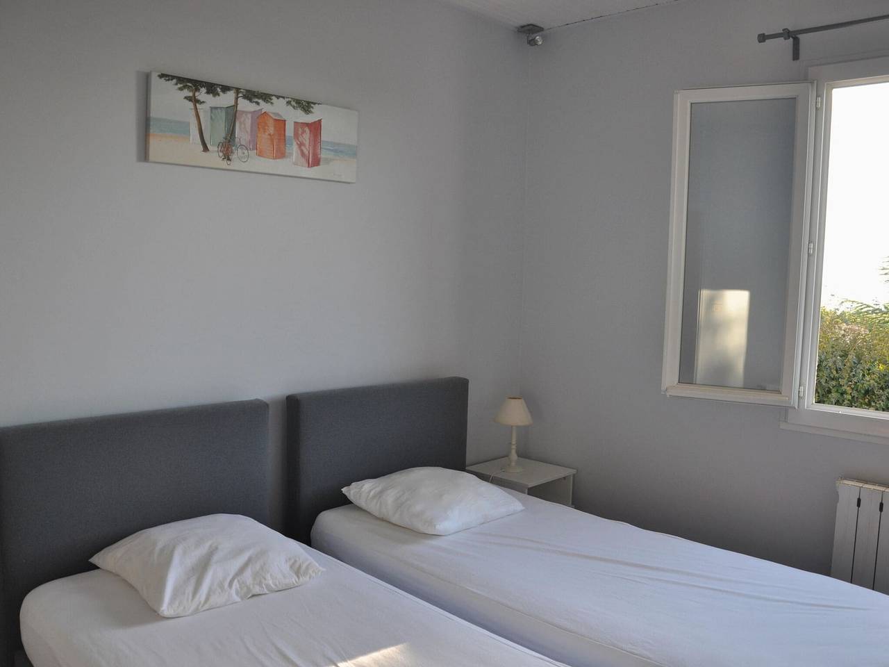 Holiday villa near Narbonne-Plage, fenced private swimming pool and view of a lake in Narbonne, Côte d'Améthyste