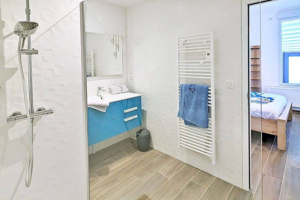Appartement entier, Appartement Vue mer Sur la plage Les pieds dans l’eau pour 2 personnes in Sainte-Anne la Palud, Plonévez-Porzay