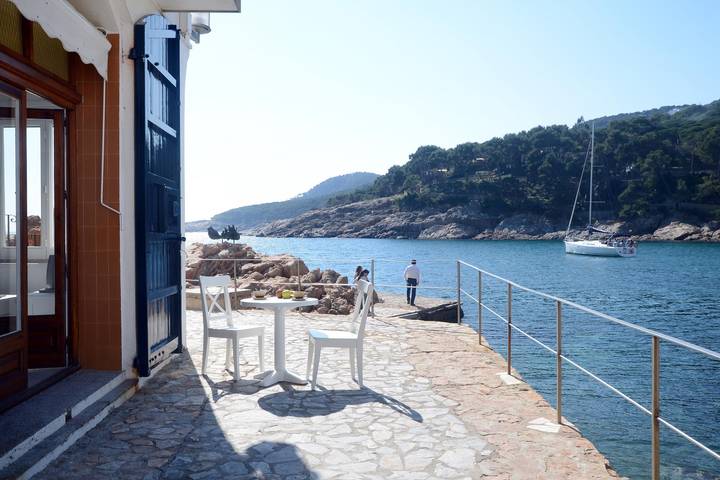 Apartamento entero, Aigua Dolça 3 – Apartamento en primera línea en Tamariu con Vistas 180º al mar, WiFi y A/A  4–6 pax (Hutg-009893) in Platja de Tamariu (Palafrugell), Tamariu