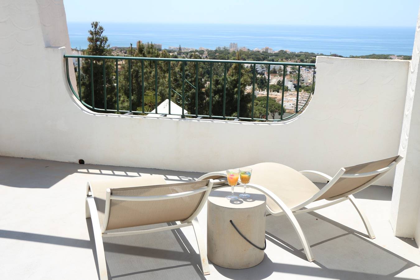 Apartamento entero, Fantástico apartamento en Calahonda con grandes terrazas, vistas al mar y piscina in Sitio de Calahonda, Mijas